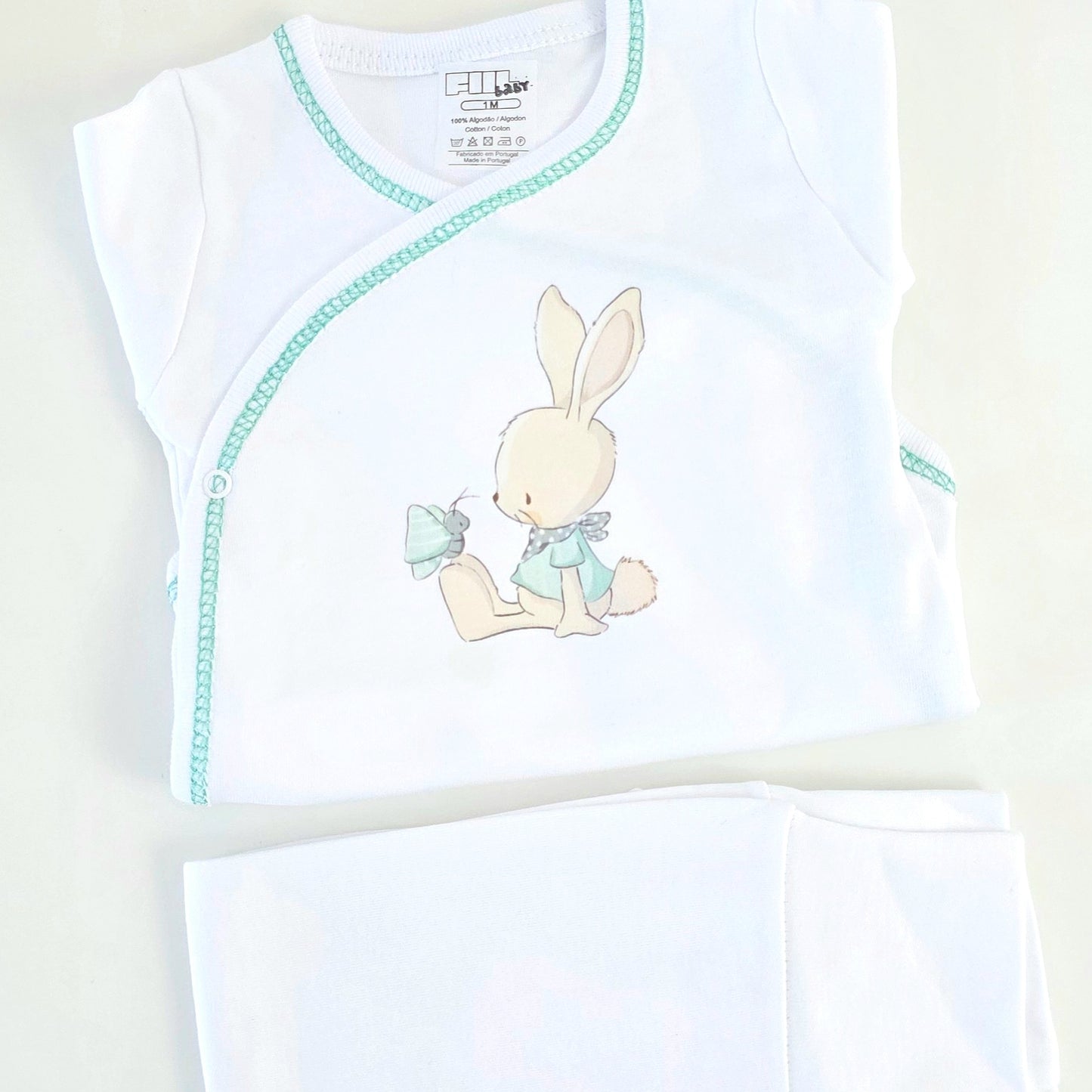 Conjunto coelhinho sentado