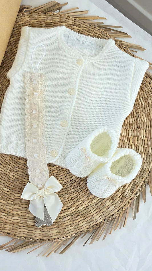 Conjunto casaco, prende chucha e carapins